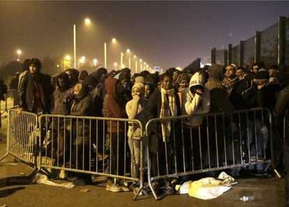 Migrantes hacen cola para pasar el registro del campamento de Calais. 