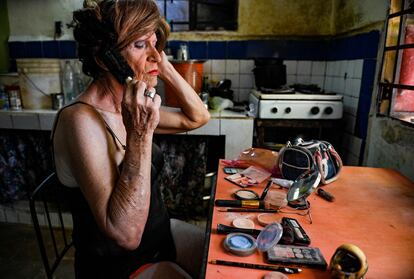 Victoria, una mujer trans cubana, se pone una peluca en su casa de La Habana. Los transexuales cubanos esperan que el Código de las Familias, que Cuba someterá próximamente a referéndum, mitigue el rechazo que padecen desde hace décadas.