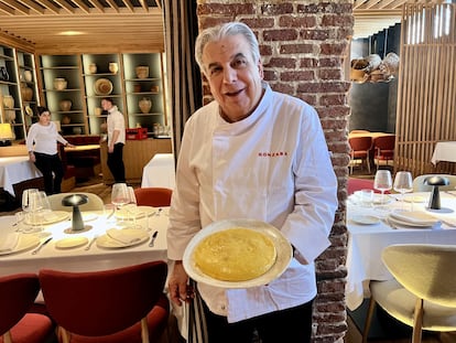 Crispi posa con su tortilla en el Asador Gonzaba, en Madrid.