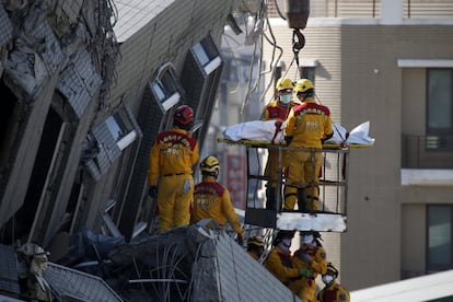 Equipos de rescate recuperan un cadáver en Tainán, el 8 de febrero.