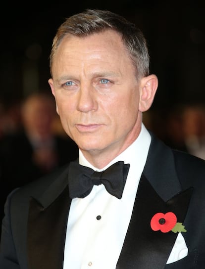 A principios de septiembre se conoció que a Daniel Craig, de 48 años, le habían ofrecido 135 millones de euros para volver a ser James Bond. El actor, que ya ha dado vida al agente secreto en cuatro películas, ‘Casino Royale’ (2006), ‘Quantum of Solace’ (2008), Skyfall (2012) y Spectre (2015), dijo durante la promoción del último filme que “preferiría cortarme las venas antes de volver a ser James Bond”. Sin embargo, Sony no quiere dejar escapar al intérprete, según reveló el portal Radar. Las posibilidades de que Craig vuelva a ponerse en la piel de 007 cada vez son menos, sobre todo cuando los rumores apuntan a que ya existe una lista de ocho actores que podrían sustituir al británico. 