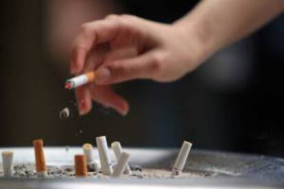 Fumar en los hoteles estará prohibido a partir de ahora en Arabia Saudí. EFE/Archivo