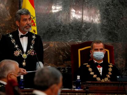 El presidente del CGPJ, Carlos Lesmes, y el rey Felipe VI, durante un acto el pasado septiembre.