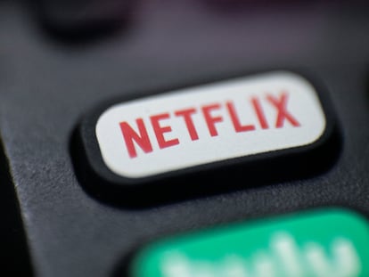 Un botón con el logo de Netflix en el mando a distancia de un televisor.