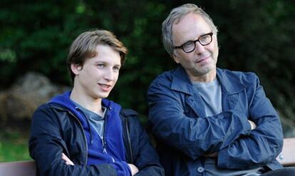 Ernst Umhauer y Fabrice Lucchini, en un plano de la secuencia final de 'En la casa', de François Ozon, basada en una obra teatral de Juan Mayorga.