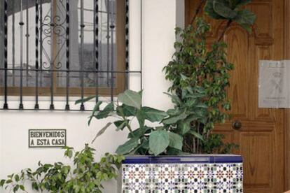 Entrada de la casa donde se han encontrado los cadáveres de un matrimonio en la localidad granadina de Salobreña.