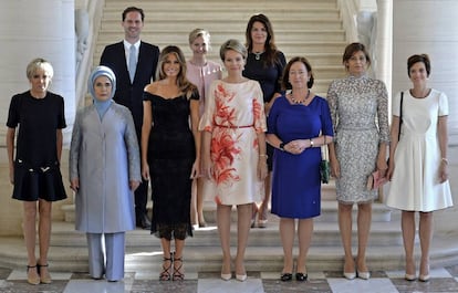 Foto oficial de los c&oacute;nyuges de los l&iacute;deres de la OTAN en el Palacio Real de Bruselas.
