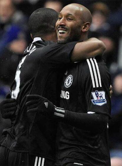 Malouda felicita a Anelka tras un gol.