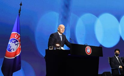 El presidente de la UEFA, Gianni Infantino, durante su intervención en el Comité Ejecutivo del organismo europeo ante la mirada de Nasser Al-Khelaifi, presidente del PSG