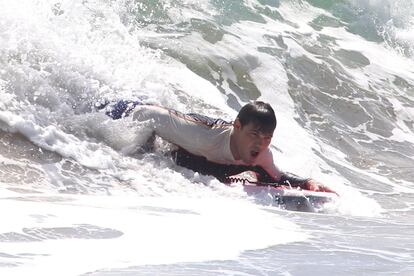 Taylor Lautner, surf en las playas de Malibú. El actor, conocido por su papel de Jacob en la saga 'Crepúsculo' disfruta de las vacaciones y las olas en las playas de California