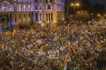 Los manifestantes catalanes en favor de la independencia ondean "esteladas" o banderas separatistas durante la marcha de Madrid.