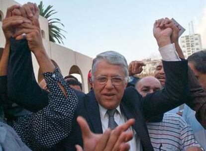 El secretario general de Istiqlal, Abbas el Fassi, celebra la victoria de su partido en las legislativas de Marruecos.