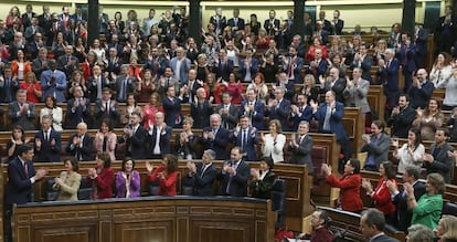 El candidato socialista Pedro Sánchez (i) es aplaudido por los diputados socialistas tras lograr este martes la confianza del Congreso para un nuevo mandato como presidente del Gobierno