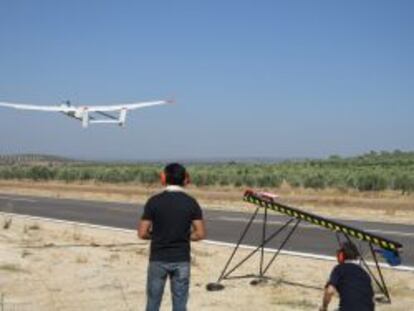 El primer vuelo de un dron fuera de la línea de vista, ayer en Jaén.