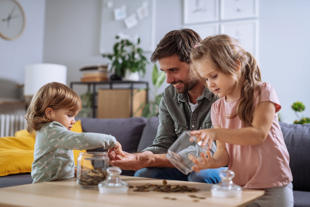 “¿Me dais la paga?”: la importancia de que niños y adolescentes aprendan sobre el dinero