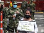 AME9203. CALI (COLOMBIA), 27/06/2020.- Indígenas Embera-katio realizan un plantón en rechazo a la brutal violación de una niña de 12 años frente a las instalaciones del Canton Militar Pichincha, este sábado, en Cali (Colombia). Un grupo de indígenas realizó un plantón para rechazar la brutal violación de una niña de 12 años del pueblo embera-chamí por parte de siete soldados colombianos, que ya fueron enviados a la cárcel. EFE/ Pablo Rodríguez