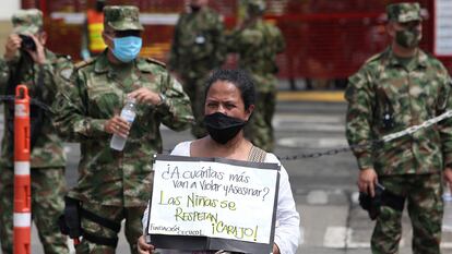 Indígenas Embera-katio realizan un plantón en rechazo a la brutal violación de una niña de 12 años, en Cali, el 27 de junio de 2020.