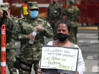 Indígenas Embera-katio realizan un plantón en rechazo a la brutal violación de una niña de 12 años, en Cali, el 27 de junio de 2020.