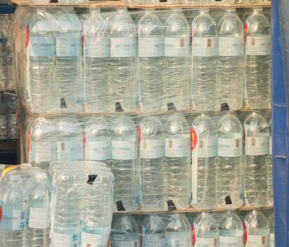 Varias botellas de agua en un supermercado.