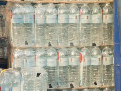 Varias botellas de agua en un supermercado.