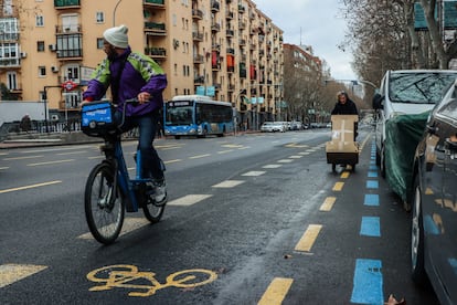 Rowerzysta krąży przez ścieżkę rowerową, która nie jest chroniona przed Paseo de Las Delicias, które sam Almeida uważa "Bardzo niebezpieczne". 