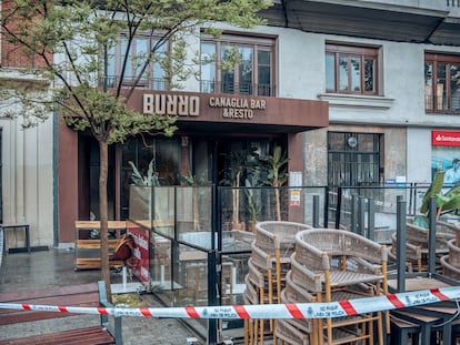 Fachada y terraza del restaurante Burro Canaglia, precintado por el incendio sufrido la noche del viernes en Madrid.