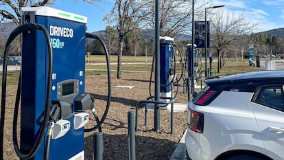 Un coche eléctrico enchufado en un punto de recarga en España.