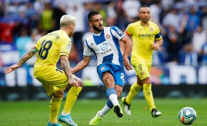 Matías Vargas ante Alberto Moreno, en el Espanyol-Villarreal en Cornellà.