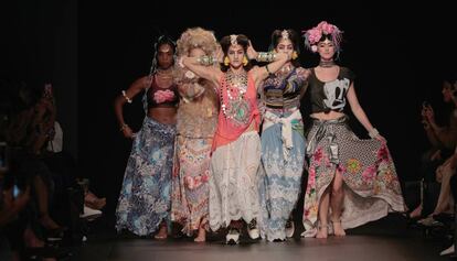 Modelos y bailarinas en el desfile de Desigual en Nueva York.