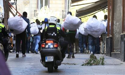 "Me da muchísima pena ver esta foto. Qué duro es que en un país con derechos, tengamos a personas sin derechos. ¿Cómo es posible que digamos que hay personas que no tienen derechos porque no tienen papeles?. Es una situación tan anómala que hay que resolverla. Va bastante bien la tarjeta de la ciudadanía que hemos puesto en marcha". En la imagen, manteros perseguidos por la policía en las calles de Madrid, en 2013.