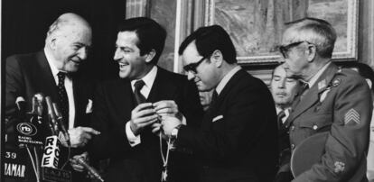 Josep Tarradellas, presidente de Cataluña en el exilio, en el acto de proclamación como 'president', junto al presidente del Gobierno, Adolfo Suárez, y el ministro del Interior, Rodolfo Martín Villa.