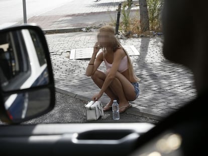 Mujeres ejerciendo la prostitución en el polígono Marconi de Villaverde.