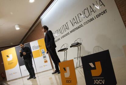 Marzà (izquierda) y Trenzano en la presentación de la nueva estructura de títulos de valenciano.