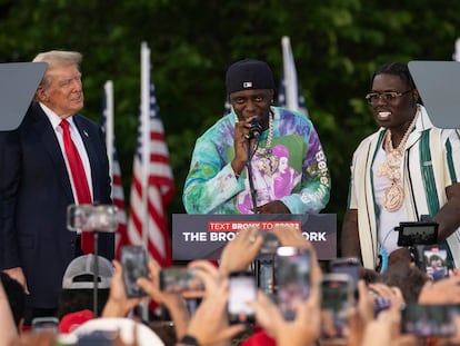 Donald Trump y los músicos Michael Williams y Tegan Chambers, durante un acto de campaña en el Bronx, en mayo de 2024.