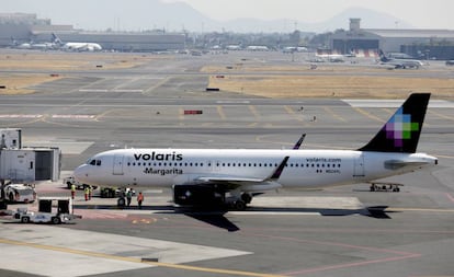 Un Airbus 320 de Volaris en el aeropuerto de la Ciudad de México.