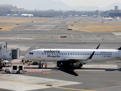 Un Airbus 320 de Volaris en el aeropuerto de la Ciudad de México.