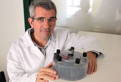 Alústiza junto al prototipo con concentraciones de hierro.