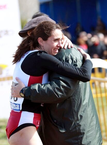 Nuria Fernández se abraza a su entrenador tras ganar.