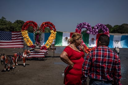 Banderas de Estados Unidos, México y Guatemala, desplegadas en la orilla del río Suchiate, en la ruta de miles de migrantes, en Ciudad Hidalgo, Chiapas. El 14 de febrero de 2024.