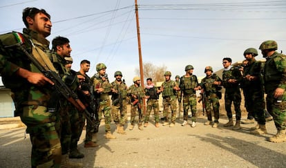 Fuerzas 'peshmergas' celebran este miércoles su victoria en un pueblo al este de Mosul.