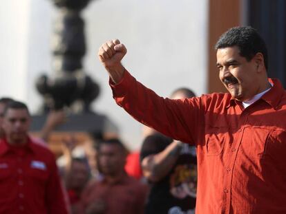 Nicolas Maduro junto a simpatizantes, este jueves. 