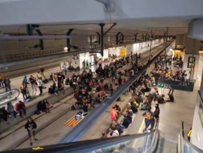 CDR activists sitting on the tracks at the AVE station in Girona.