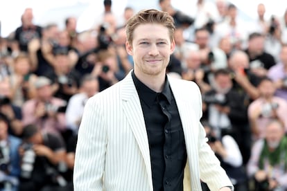 Joe Alwyn at the latest edition of the Cannes festival, where he presented his second collaboration with director Yorgos Lanthimos, after 'The Favorite'.