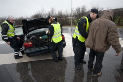 La policía danesa inspecciona un vehículo en la frontera con Alemania.