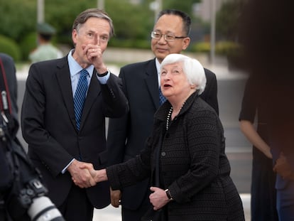 La secretaria del Tesoro, Janet Yellen (derecha), Yang Yingming (centro), director general del Departamento de Relaciones Económicas Internacionales del Ministerio de Finanzas de China y el embajador de Estados Unidos en China, Nicholas Burns (izquierda.), en el Aeropuerto Internacional de Pekín este jueves.