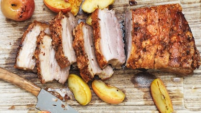 Una panceta asada con su correspondiente grasa.