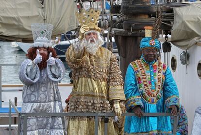 Los Reyes Magos llegan al Moll de la Fusta de Barcelona para atender las peticiones de los niños al comienzo de la tradicional Cabalgata por las calles de la ciudad.