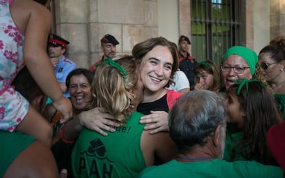 Celebración en el exterior del Parlament en julio de 2015, tras la aprobación de la ILP de la ley antidesahucios. En la imagen activistas de la PAH y su ex líder y entonces alcaldesa, Ada Colau.