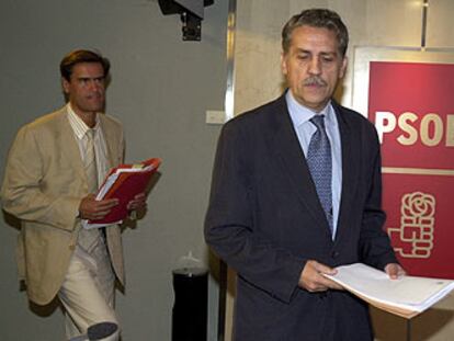 López Garrido, en primer término, y el ministro López Aguilar, en una comparecencia en la sede del PSOE.