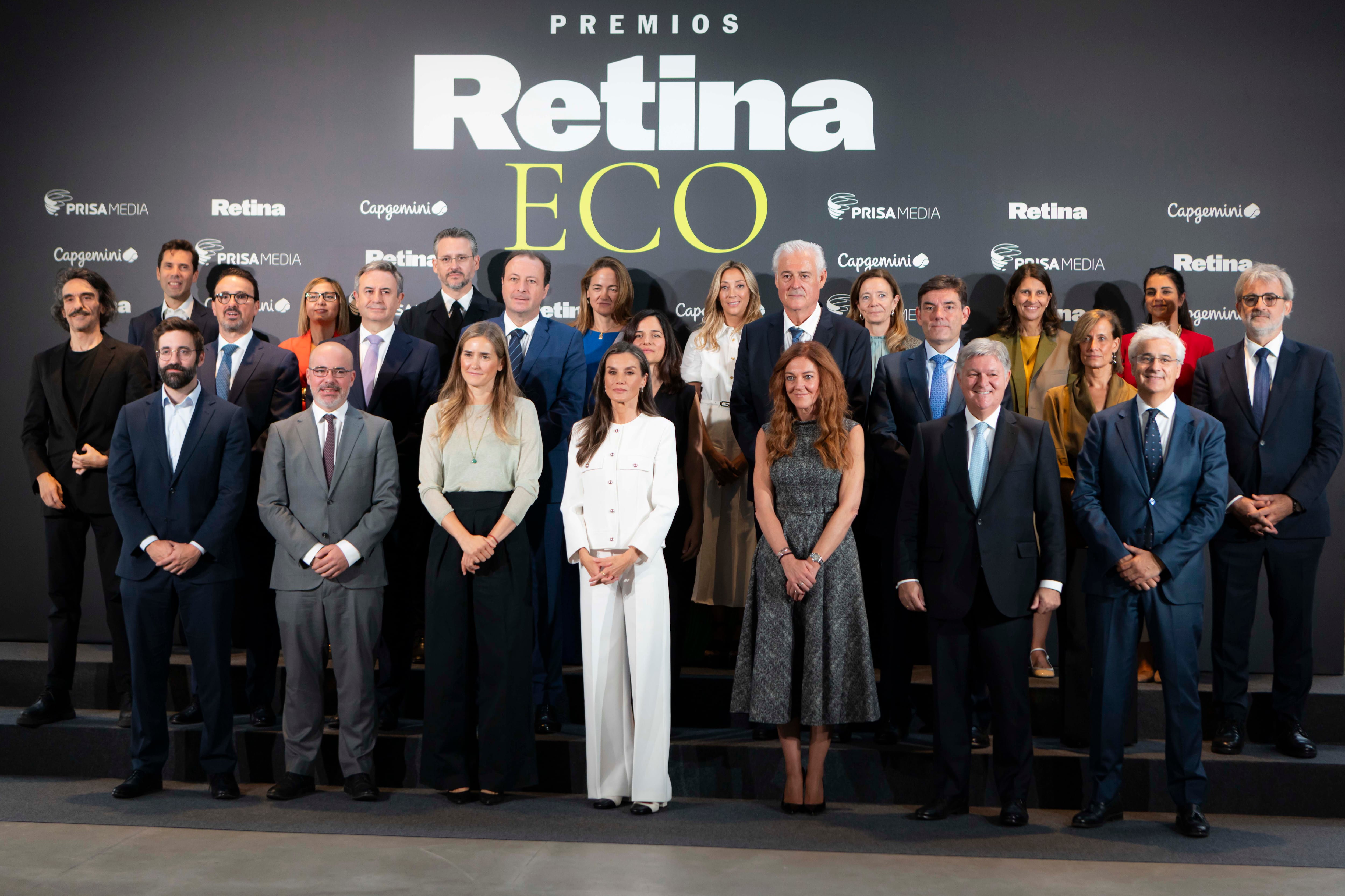 La reina Letizia (centro), junto a los premiados en la V Edición de los Premios Retina, este martes en Madrid.